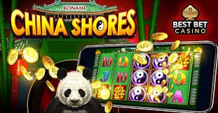 Dealer melempar dadu dalam permainan Sic Bo live
